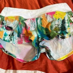 NWT! Mega cute speed up Lululemon LR short 2.5 lined size 6
Unicorn.